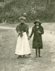 Le mur de la proprit Gaillon et la perspective sur le Chne de la Vierge et la route du Pav de Meudon vers 1905 (coll. part.)