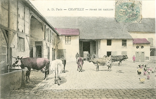 Grande animation dans la cour de la Ferme de Gaillon. Un porche donnait sur la rue de Jouy, non loin du dbouch de l’actuelle avenue Gaston Boissier  (coll. part.)