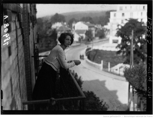 Mme Bellonte sur son balcon rue Carnot. En arrire plan le pont de l’avenue Gaston Boissier.. Photo de presse Meurice, Paris, septembre 1930, ngatif sur verre 13x18. Fonds Gallica, Bibliothque Nationale de France. Recherche ’Bellonte’