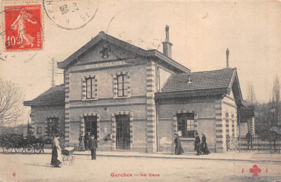 De fortes similarits avec la gare de Garches, ici  la mme poque. CPA circule en aot 1911. Editeur FF Fleury marqu au trfle rouge.