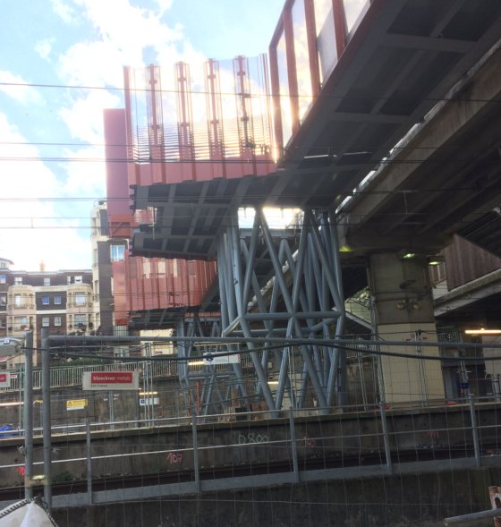 Cages d’ascenseurs vues depuis le quai 1 IN. octobre 2020 Cages d’ascenseurs vues depuis le quai 1 IN. octobre 2020