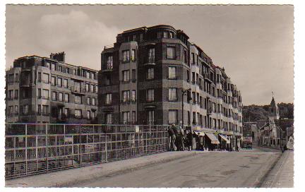 La rsidence Sully-Vauban construite en 1932 sur le parc de la villa Saint Etienne. Cette construction a permis l’installation de nombreux commerces reconnaissables  leurs bannires.  (coll. part.)