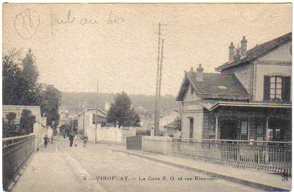 La gare sur la rue Rieussec et le pont. On remarque le dgagement de la perspective et,  gauche, le mur du cimetire. (coll. part.)