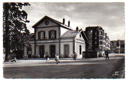 Place de la gare animée à la fin des années 50 (coll. part.) Place de la gare animée à la fin des années 50 (coll. part.)
