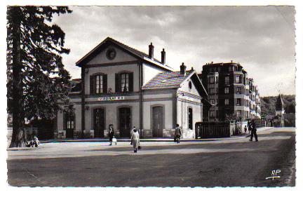 Place de la gare anime  la fin des annes 50 (coll. part.)