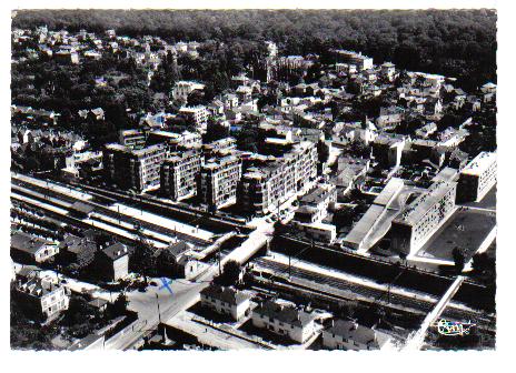 Vue arienne  la fin des annes 50. Au tout premier plan, le monument aux morts donne sur la place. L’ensemble des Feuillantines et les pavillons de la rue Mermoz, construits en 1955, occupent le vaste terrain de la proprit Jean Rey.  (coll. part.)