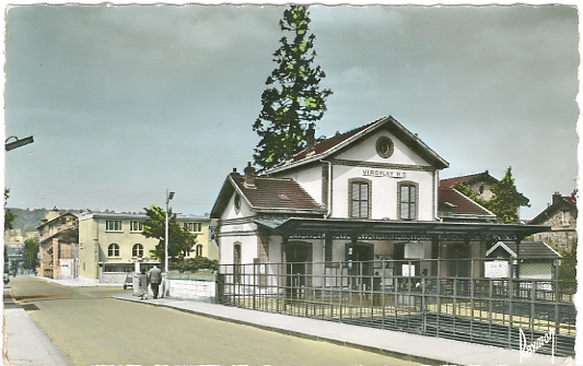 Le même plan au début des années 60. Le terrain à l’angle de la rue Hippolyte Mazé a été construit, le conifère est toujours là, mais plus haut. (collection particulière). Le même plan au début des années 60. Le terrain à l’angle de la rue Hippolyte Mazé a été construit, le conifère est toujours là, mais plus haut. (collection particulière).
