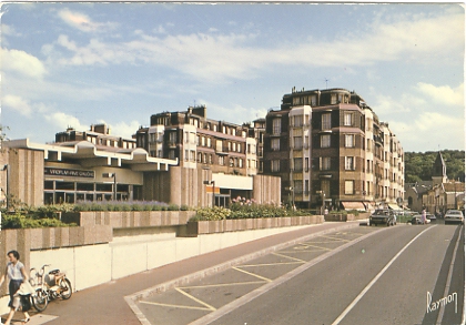 La gare-pont inaugure en novembre 1979, en mme temps que la ligne RER C rnove.