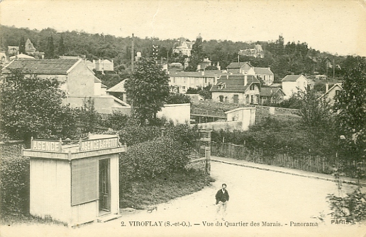 L’agence immobilière Lepetit, à la descente de la gare Rive-Droite. On distingue en bordure de la forêt de Fausses-Reposes quelques grandes villas. Carte circulée en juin 1917 en franchise militaire. Emetteur Parc Automobile Organisation de Versailles TP550. Editeur F. Fleury, photo.Imp. édit, Paris. Carte n° 2 collection Viroflay (S. & O.). Coll. part. L’agence immobilière Lepetit, à la descente de la gare Rive-Droite. On distingue en bordure de la forêt de Fausses-Reposes quelques grandes villas. Carte circulée en juin 1917 en franchise militaire. Emetteur Parc Automobile Organisation de Versailles TP550. Editeur F. Fleury, photo.Imp. édit, Paris. Carte n° 2 collection Viroflay (S. & O.). Coll. part.