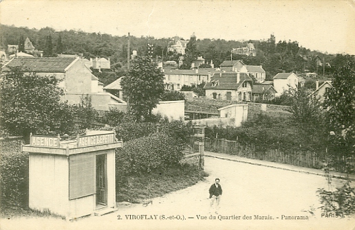 L’agence immobilire Lepetit,  la descente de la gare Rive-Droite. On distingue en bordure de la fort de Fausses-Reposes quelques grandes villas. Carte circule en juin 1917 en franchise militaire. Emetteur Parc Automobile Organisation de Versailles TP550. Editeur F. Fleury, photo.Imp. dit, Paris. Carte n° 2 collection Viroflay (S. & O.). Coll. part.