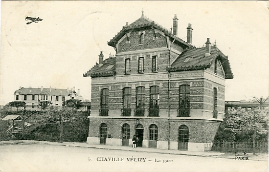 Gare de Chaville-Vélizy ouvrant sur une place déserte, avec avion rajouté. CPA