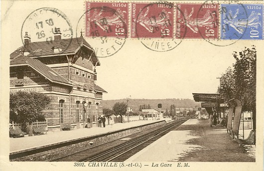 L’intérieur de la gare de Chaville-Vélizy ensoleillée à la fin des années 30. Carte sépia à bordure, éditeur Malcuit, collection régionale n° 3842, ayant circulé le 30/11/1937.  (coll. part.)