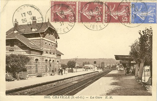 L’intrieur de la gare de Chaville-Vlizy ensoleille  la fin des annes 30. Carte spia  bordure, diteur Malcuit, collection rgionale n° 3842, ayant circul le 30/11/1937.  (coll. part.)