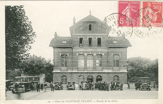 Belle animation de voyageurs et de vhicules devant la Gare de Chaville-Vlizy. A gauche un autocar Gaubert, au centre de nombreux taxis. Poste en 1937, la photo est probablement nettement antrieure, au dbut des annes 30. (coll . part.)