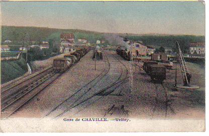 La zone de triage et de marchandises de la gare de Chaville-Vlizy. On peut noter plusieurs voies, un hangar et une grue de forte capacit. (coll. part.)