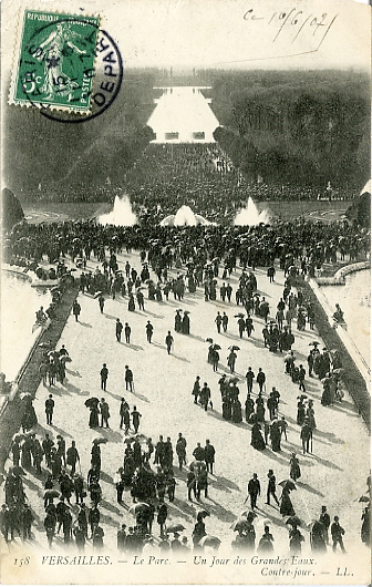 La foule contemple la perspective du bassin de latone, du Tapis Vert et du Grand Canal. CPA LL n° 158 ; VERSAILLES Le Parc Un jour de Grandes eaux. Contre-jour. Carte  dos vert divis,  circule le 11/06/1907