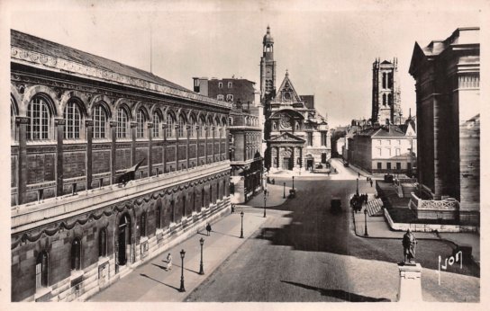 La montagne Ste Genevive : La bibliothque universitaire Ste Genevive et au fond l’glise St Etienne du Mont o une chasse renferme des reliques de Ste Genevive.