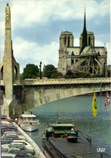 Ste Genevive (par P. Landowski) sur le pont de la Tournelle fait face  l’envahisseur et protge un enfant.