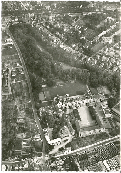 L’cole et le parc, qui va jusqu’ Viroflay et la route nationale. CPSM N/B bord dentel, non circule