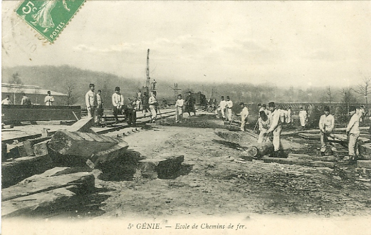 Travaux ferroviaires du 5° gnie. Carte envoye par un soldat du rgiment, localis caserne Denfert. Pas de mention d’diteur. Carte ayant circul le 10/10/1913. Dos divis (coll. part.)
