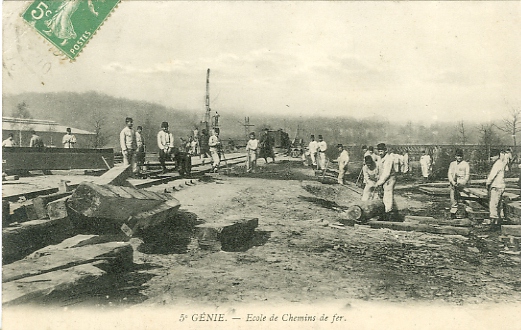 Travaux ferroviaires du 5° gnie. Carte envoye par un soldat du rgiment, localis caserne Denfert. Pas de mention d’diteur. Carte ayant circul le 10/10/1913. Dos divis (coll. part.)