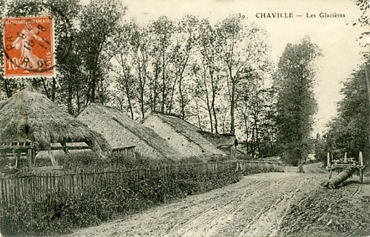 Les glacières. Plusieurs cartes localisées à Chaville et Vélizy montrent cette activité originale qui constituait à ramasser la couche de glace supérieure des étangs et à la stocker dans des puits verticaux. La glace était ensuite prélevée pour servir de glace à rafraîchir.(coll. part.) Les glacières. Plusieurs cartes localisées à Chaville et Vélizy montrent cette activité originale qui constituait à ramasser la couche de glace supérieure des étangs et à la stocker dans des puits verticaux. La glace était ensuite prélevée pour servir de glace à rafraîchir.(coll. part.)