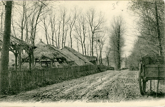 Alignement de glacires dans le bois de Chaville.