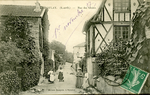Des élégantes prennent la pose rue des Glaises. Maintenant rue d’Estienne d’Orves elle a peu changé dans cette partie. CPA (coll. part.) Des élégantes prennent la pose rue des Glaises. Maintenant rue d’Estienne d’Orves elle a peu changé dans cette partie. CPA (coll. part.)