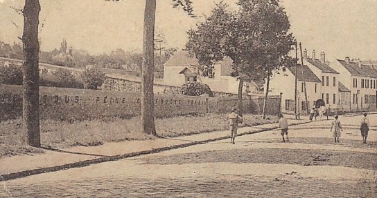 Dtail du carrefour de la Grce de Dieu avec la rue Amde dailly qui descend. A l’arrire plan un corps de ferme et les terrains Dada qui ne sont pas encore lotis.  Sur le mur du HAras le long de la route nationale, l’ternelle mention (DEFENSE DE PENETRER) SOUS PEINE DE PROCES VERBAL.