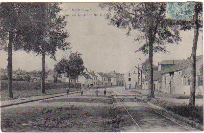 L’entre du pays et le carrefour de la grce de Dieu. Le parc du Haras se termine sur la gauche. On note les rails du tramway et l’aiguillage pour l’arrt. (coll. part.)