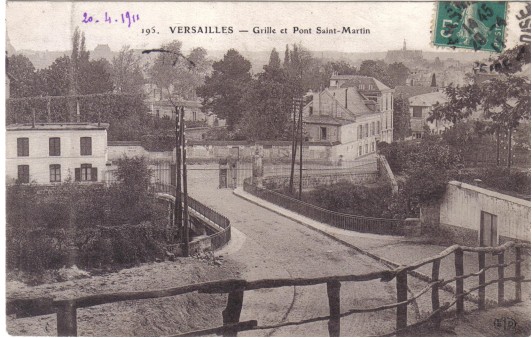 Ce pont marque l’entre du quartier Saint Louis dont on devine l’angle sud-est.