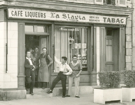 Sur la place du village, le caf Forgeon au dbut des annes 50. Dtail du groupe. Charles Forgeon pose en tablier sur le pas de porte de son tablissement (coll. part. carte ayant circul en novembre 1954)