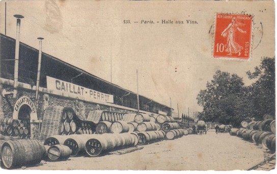 Point de concentration des vins, en fts ou en vrac. A la fin des annes 1970, depuis les fentres de mon laboratoire de la fac, on pouvait encore voir des caves carreles servant de rserve de vin. Le service constructeur de l’acadmie (SCARIF) et un labo de biologie une fois partis, les pelleteuses les ont mis  jour, avant que d’normes fondations soient creuses pour soutenir l’Institut du Monde Arabe. CPA circule. Coll. prive