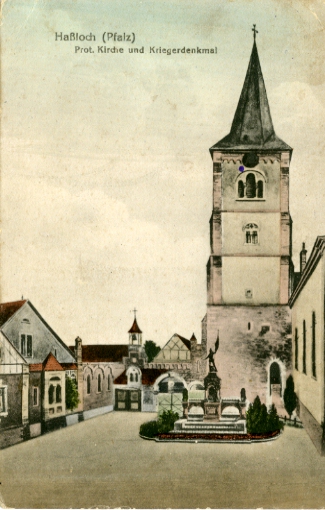 Prot. Kirche u. Kriegerdenkmal. L’glise et le monument. CPA colorie. (coll. part.)