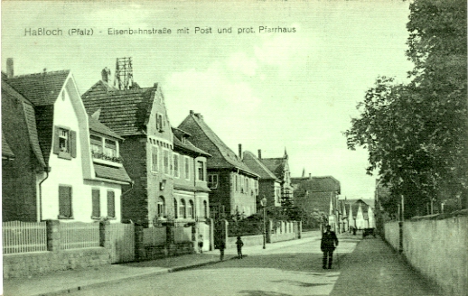 Eisenbahnstrasse mit Post und prot. Pfarrhaus. Rue de Chemin de Fer, avec la Poste et le presbytre. Verlag Spezialgeschft fr Schreib u. Lederwaren, P. Curth diteur, Hassloch. CPA non circule, dos divis vert. (coll. part.)