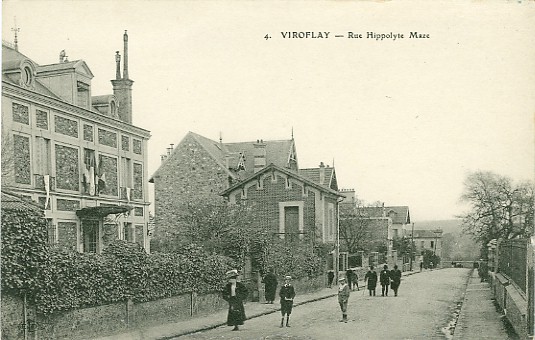 La rue Hippolyte Mazé (sénateur, fondateur du Secours Mutuel, ancêtre de la Mutualité française), avec la villa La Lorraine pavoisée (coll. part.) La rue Hippolyte Mazé (sénateur, fondateur du Secours Mutuel, ancêtre de la Mutualité française), avec la villa La Lorraine pavoisée (coll. part.)