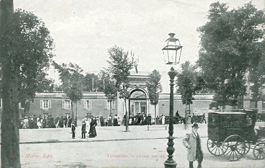 Grande animation lors de la sortie du Lycée Hoche. n° 49 Morne éditeur. Dos non divisé. Carta ayant circulé le 15/7/1905. (coll. part.) Grande animation lors de la sortie du Lycée Hoche. n° 49 Morne éditeur. Dos non divisé. Carta ayant circulé le 15/7/1905. (coll. part.)