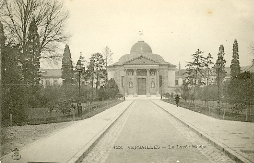 Au fond de la cour d’entrée, la chapelle du lycée Hoche. A noter une curieuse girouette et les points cardinaux à son sommet. Ed. à l’ancre, n° 123. carte non circulée, dos non divisé. (coll. part.) Au fond de la cour d’entrée, la chapelle du lycée Hoche. A noter une curieuse girouette et les points cardinaux à son sommet. Ed. à l’ancre, n° 123. carte non circulée, dos non divisé. (coll. part.)