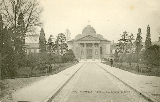 Au fond de la cour d’entre, la chapelle du lyce Hoche. A noter une curieuse girouette et les points cardinaux  son sommet. Ed.  l’ancre, n° 123. carte non circule, dos non divis. (coll. part.)