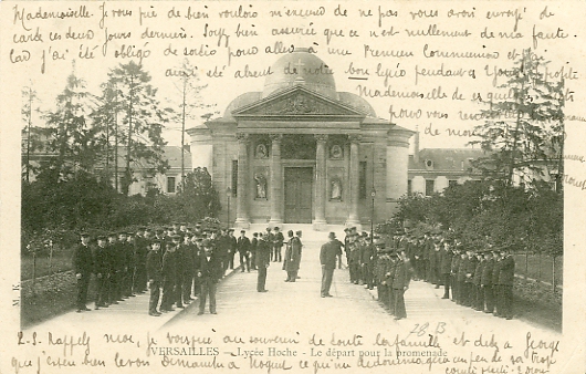 Le texte de la correspondance montre que la carte a été envoyée par un pensionnaire du lycée à sa correspondante à Nogent le Rotrou. Des séries de cartes à usage interne étaient éditées par les établissements (correspondants, bulletins d’absence pour les familles). La scène est également révélatrice de la discipline qui régnait alors. Collection M.K., carte ayant circulé en mai 1905, Dos non divisé. (coll. part.) Le texte de la correspondance montre que la carte a été envoyée par un pensionnaire du lycée à sa correspondante à Nogent le Rotrou. Des séries de cartes à usage interne étaient éditées par les établissements (correspondants, bulletins d’absence pour les familles). La scène est également révélatrice de la discipline qui régnait alors. Collection M.K., carte ayant circulé en mai 1905, Dos non divisé. (coll. part.)