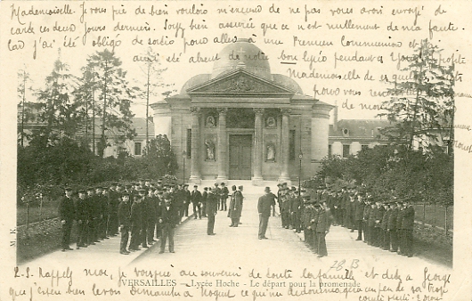 Le texte de la correspondance montre que la carte a t envoye par un pensionnaire du lyce  sa correspondante  Nogent le Rotrou. Des sries de cartes  usage interne taient dites par les tablissements (correspondants, bulletins d’absence pour les familles). La scne est galement rvlatrice de la discipline qui rgnait alors. Collection M.K., carte ayant circul en mai 1905, Dos non divis. (coll. part.)