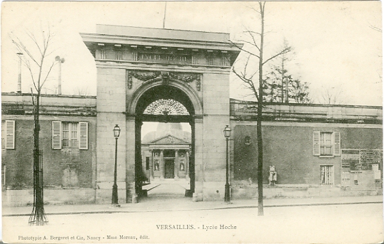 Perspective de la chapelle à travers le porche du Lycée Hoche. Carte non circulée, dos non séparé. Phototypie A. Bergeret et Cie, Nancy. Mme Moreau éditrice Perspective de la chapelle à travers le porche du Lycée Hoche. Carte non circulée, dos non séparé. Phototypie A. Bergeret et Cie, Nancy. Mme Moreau éditrice