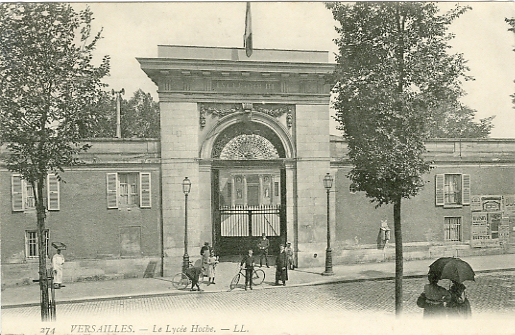 Scène posée devant la porte du lycée. La perspective de la chapelle est soignée. n° 274 Edition L.L.. Carte circulée 26/10/1907. Dos vert divisé. (coll. part) Scène posée devant la porte du lycée. La perspective de la chapelle est soignée. n° 274 Edition L.L.. Carte circulée 26/10/1907. Dos vert divisé. (coll. part)