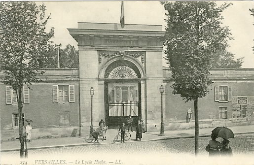 Scne pose devant la porte du lyce. La perspective de la chapelle est soigne. n° 274 Edition L.L.. Carte circule 26/10/1907. Dos vert divis. (coll. part)