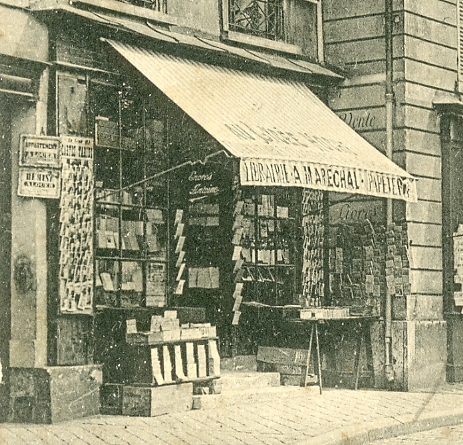 La librairie-papeterie, usuelle prs d’un gros tablissement scolaire, offrait aussi de nombreuses cartes-postales que l’on voit en devanture.