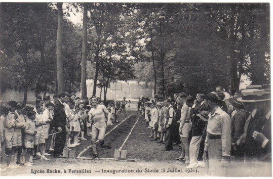 Comptition organise pour l’inauguration du stade. Ici le saut en longueur. Coll. part.