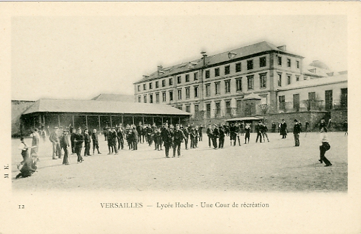 Grande animation dans la cour du lycée. carte MK12 non circulée. Grande animation dans la cour du lycée. carte MK12 non circulée.