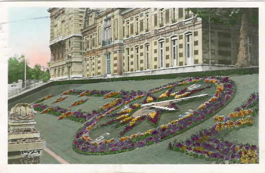 Changeante d’année en année au gré des jardiniers de la Ville, l’horloge monumentale fleurie renseigne les voyageurs de la gare Rive-Gauche. Changeante d’année en année au gré des jardiniers de la Ville, l’horloge monumentale fleurie renseigne les voyageurs de la gare Rive-Gauche.