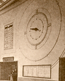 La grande horloge, le panneau des horaires et l’accès aux quais avec deux contrôleurs. (détail)