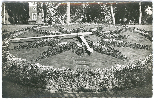 Horloge des jardins de la Mairie. CPSM N/B bord dentelé, années 50 Horloge des jardins de la Mairie. CPSM N/B bord dentelé, années 50